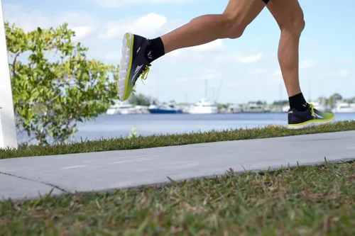 Vista 5 de Swiftwick - Calcetines ASPIRE TWO para correr y ciclismo, ligeros, ajuste de compresión