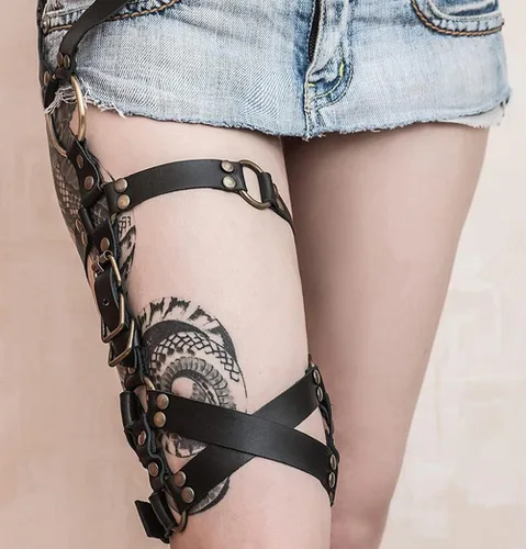 Vista 4 de Arnés de cuero para piernas, estilo punk, negro, ligueros, rave, club, fiesta, muslo, cadena para piernas, joyería para el cuerpo para mujeres