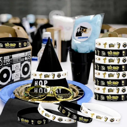 Vista 5 de Serencatcher 24 pulseras de silicona de hip hop, notorias pulseras de recuerdo de fiesta, color negro y dorado para los años 80, 90, hip hop, rock