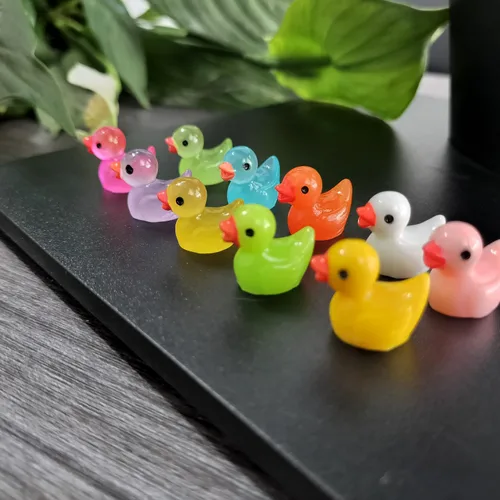 Vista 5 de Cidinge 100 piezas Mini patos luminosos y patos de resina para decoración de micro jardín y casa de muñecas
