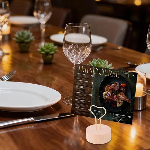 Vista 7 de Oubest Soportes dorados para números de mesa y tarjetas de lugar con alambre de metal en forma de corazón y base de madera, 10 soportes