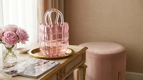 Vista 3 de Jarrón de cristal rosa - Diseño elegante para decoración del hogar, ideal para exhibir flores y artículos decorativos, adornos y plantas