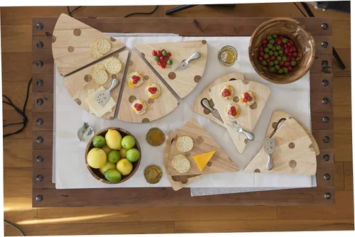 Vista 5 de PICNIC TIME Juego de tabla de queso suizo y cuchillos, juego de tablas de charcutería novedoso con cuchillos de queso, tablas de queso, tablas