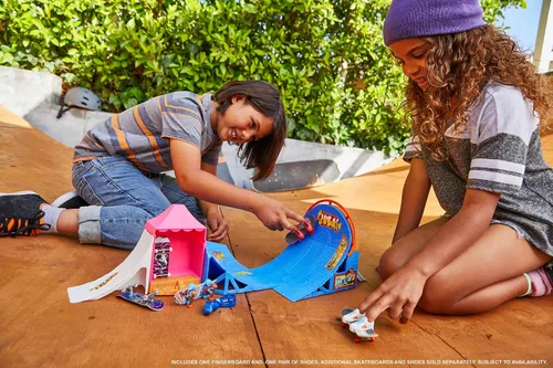 Vista 2 de Hot Wheels Skate Amusement Park - Juego de patinaje con 1 diapasón exclusivo de Tony Hawk, 1 par de zapatos de skate extraíbles, sonidos activados