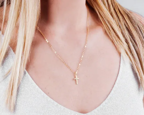 Vista 2 de Collar de cruz de oro para mujer, collares con colgante de cruz minimalista, longitud de 16 a 18 pulgadas, joyería cristiana hecha a mano, regalo