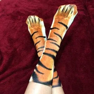 Vista 5 de Calcetines de patas de animales, loco diseño en 3D de patas de gatos, perros y tigres. Divertido regalo navideño para mujer u hombre adultos