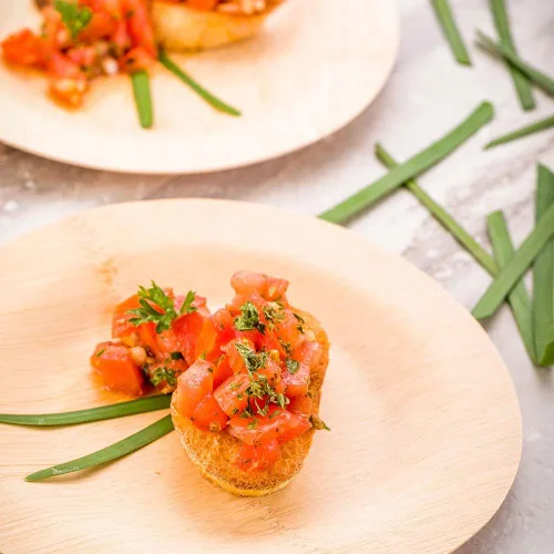 Vista 3 de Restaurantware Platos de hoja de bambú de 7 pulgadas, 100 platos de bambú desechables, platos de bambú sostenibles y resistentes para fiestas