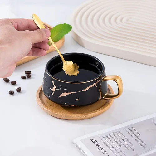 Vista 6 de Jusalpha Juego de taza de té de 10 oz con impresión de mano dorada y platillo/Juego de taza de café y platillo de bambú TCS19 (Negro)