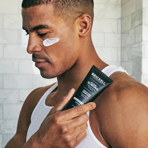 Vista 4 de Brickell Men's Daily Defense SPF20 - Hidratante facial para hombres, natural y orgánico, protector solar mineral hidratante facial de óxido de zinc