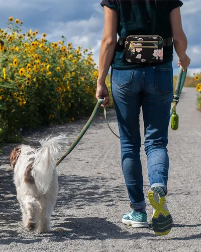 Vista 2 de Capolo Riñoneras para mujer con correa ajustable y 4 bolsillos con cremallera, impermeable, para entrenamiento, correr, viajar, Flor negra, Riñonera