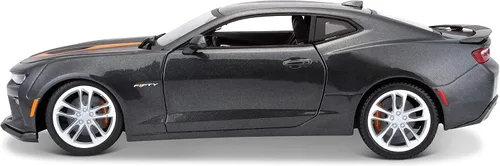 Vista 11 de Maisto 1:18 SE 2017 Chevrolet Camaro del 50.º aniversario (Gris metálico)