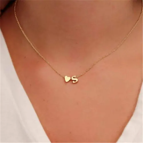 Vista 4 de Glimmerst - Collar de corazón con inicial, acero inoxidable chapado en oro de 18 quilates, collar de corazón pequeño con letra inicial