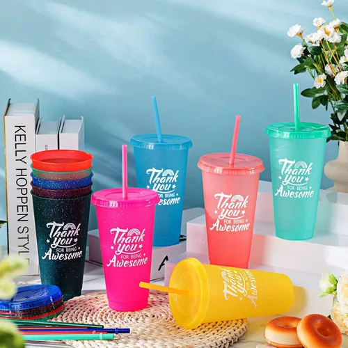 Vista 4 de Nuenen 20 vasos de plástico reutilizables de 24 onzas con tapas y popotes, regalos de fiesta de clase de 2026, vasos a granel para decoraciones