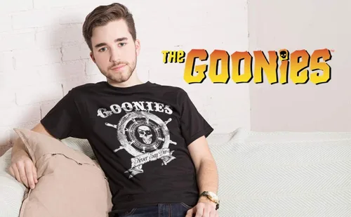 Vista 4 de Ripple Junction The Goonies - Camiseta de manga corta para hombre, Captain's Wheel Never Say Die, cita de la comedia de 1980, con licencia