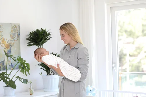 Vista 3 de BaeBae Goods Juego de 4 mantas para envolver al bebé, para niños y niñas, hechas de algodón suave (3-6 meses)