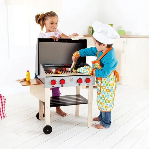 Vista 6 de Hape, Parrilla para barbacoa de juguete con set de comida de juguete para cocinar brochetas de madera con accesorios