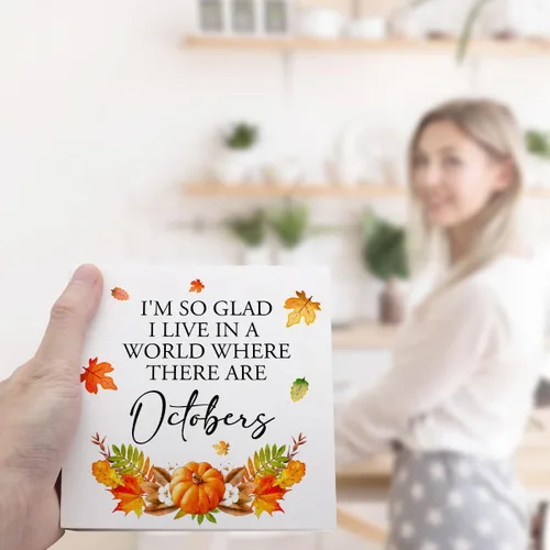 Vista 6 de Decoración de mesa de otoño, con texto en inglés "I'm so Glad I Live in a World Where There are Octobers", letrero de madera rústica, hojas