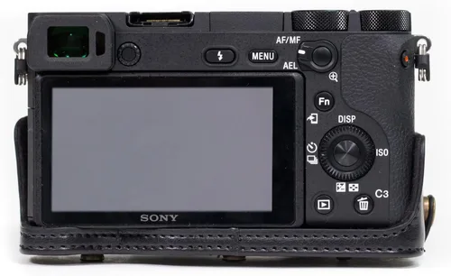 Vista 9 de MegaGear MG1014 Ever Ready Funda de cuero para cámara compatible con Sony Alpha A6500 (hasta 0.630-2.756 in) - Negro