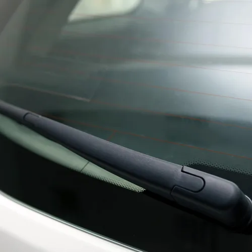 Vista 3 de ACROPIX Tapa de tuerca de brazo de limpiaparabrisas trasero para Mazda 3 - Paquete de 1 color negro