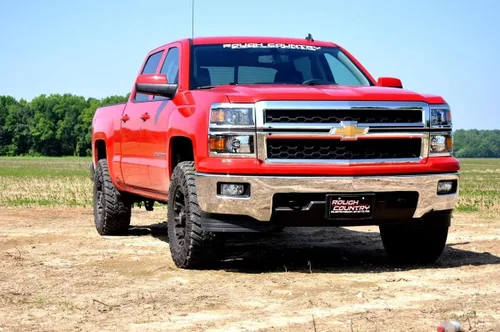 Vista 2 de Rough Country Kit de nivelación de elevación de 2" para Chevy Silverado y GMC Sierra 2500HD (2001-2010) con códigos FT - Aumenta la distancia al