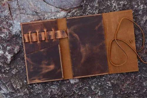Vista 4 de Funda de cuero rústico personalizada para diario A5, organizador de cubierta de cuaderno recargable cosido a mano para Leuchtturm 1917 mediano A5