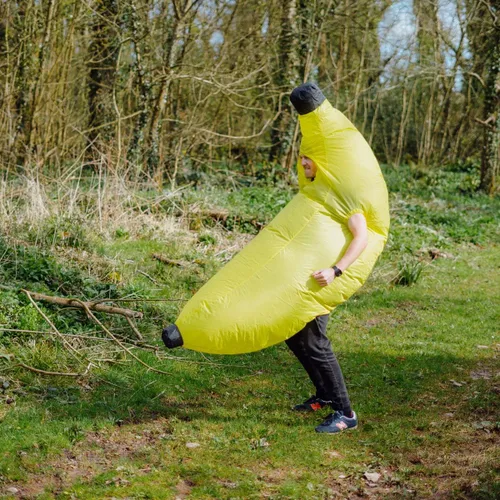 Vista 2 de Disfraz inflable de plátano para adultos