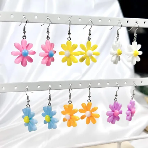 Vista 4 de 6 pares de aretes de flores de verano, aretes de margarita, aretes kawaii, aretes amarillos, aretes funky para mujeres y niñas, Resina, No es una