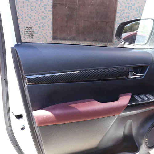 Vista 3 de YIWANG Cubierta del panel de decoración de puerta interior de estilo de fibra de carbono 4 piezas para Toyota Hilux 2015-2021 accesorios de coche