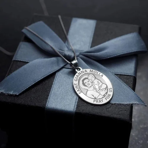 Vista 7 de PicturesOnGold.com Medalla religiosa ovalada Santa Gianna Beretta Molla - en plata de ley y oro de 10K o 14K