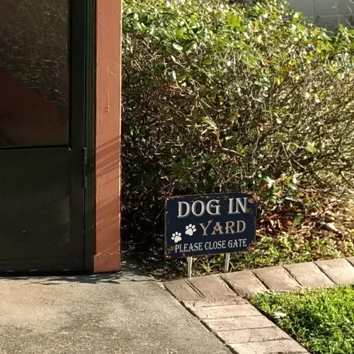 Vista 6 de WOSTOD Letreros de metal retro vintage con texto en inglés "Dog in Yard Please Close Gate" para exteriores, césped, jardín, patio, 8 x 12 pulgadas