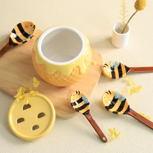 Vista 2 de Sizikato 4 piezas de cucharas medidoras de porcelana con base, lindas cucharas de abeja de cerámica y taza de panal