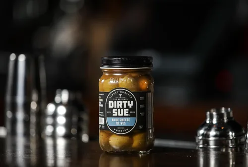 Vista 4 de Dirty Sue Aceitunas rellenas y cebollas - Juego de 2 tarros de 16 onzas (queso azul)