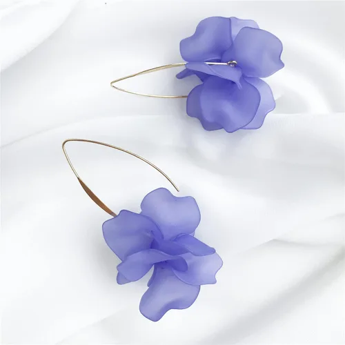 Vista 8 de D.Rosse Aretes de resina colgantes de pétalos de rosa bohemios, aretes de flores de acrílico escalonadas, aretes de borla floral exagerados
