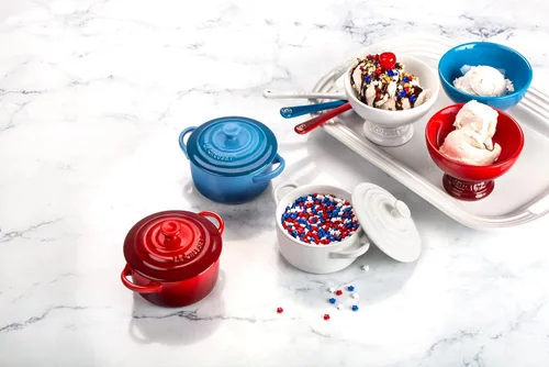 Vista 7 de Le Creuset Mini Cocotte redonda de gres, 237 ml, Oliva (Paquete de 6)