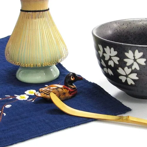 Vista 4 de Artcome Juego de té Matcha japonés, batidor Matcha, cuchara tradicional, tazón Matcha, bandeja de bambú negro, soporte de batidor de cerámica