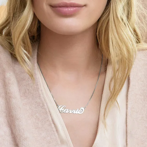 Vista 4 de MyNameNecklace - Collar con dije con nombre personalizable en plata esterlina 925 y chapado en oro