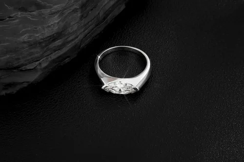 Vista 2 de Anillo de compromiso de moissanita de corte marquesa de 2 carasts para mujer, juego de tensión de medio bisel, anillo de boda solitario de plata