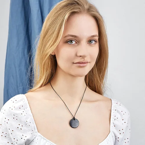 Vista 2 de Karelian Heritage Colgante redondo de Shungite Auténtico collar de joyería de amuleto de piedras de Shungite Collar de protección de escudo