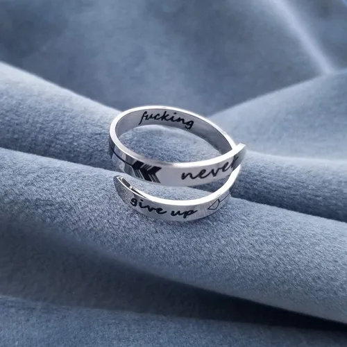 Vista 4 de Vrycot anillo ajustable de acero inoxidable para mujer, con frase inspiradora keep going y never give up, anillo modernos y apilables, regalo