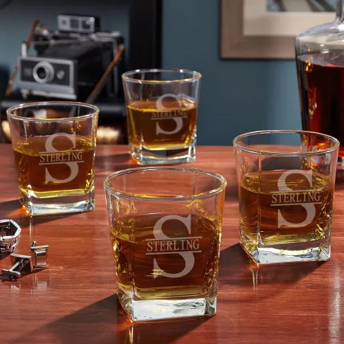 Vista 5 de Juego de decantador de bourbon grabado, decantador grabado Hamilton Carson con vasos de rocas