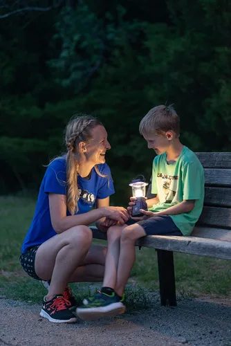 Vista 6 de Enbrighten Mini linterna LED para campamento, funciona con pilas, 200 lúmenes, 40 horas de funcionamiento, 3 modos, luz nocturna para niños, ideal