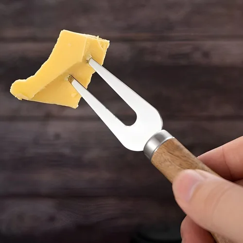 Vista 4 de Juego de cuchillos de queso con mango de madera, mini pinzas para servir, cucharas, tenedores, palillos de dientes, banderas para fiesta de Navidad