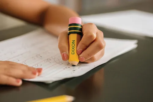 Vista 6 de TICONDEROGA ® Gomas de borrar, en forma de lápiz, amarillo, 3 ct (38953) Amarillo, 0.75" x 2.875", #38953