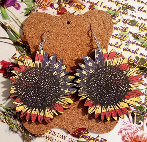 Vista 4 de Aretes colgantes con diseño de margarita de girasol amarillo y margarita con diseño de bandera estadounidense, aretes colgantes de madera