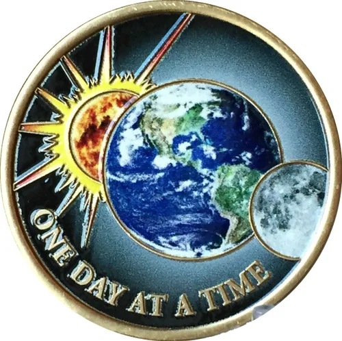 Vista 5 de One Day at a time, universo, dol, luna, tierra medallón de color chip con oración de serenidad
