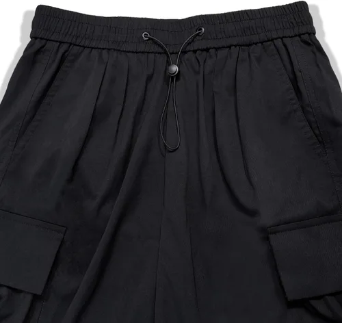 Vista 4 de OYOANGLE Pantalones cargo para hombre, cintura elástica, bolsillos con solapa, pantalones de harén holgados de hip hop