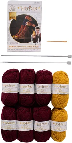 Vista 5 de Hero Collector Hogwarts Gryffindor Slouch Socks and Mitones Kit de tejer Kits de tejido de Harry Potter Wizarding World