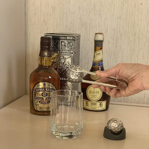 Vista 4 de Outset Juego de piedras de whisky de acero inoxidable, 2 enfriadores de pelotas de golf con pinzas y bolsa de almacenamiento