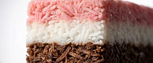 Vista 4 de Coconut Slice, Barras de dulce (24 barras de coco húmedas y deliciosas envueltas individualmente de 1.65 oz por caja) Soft And Chewy Coconut Candy