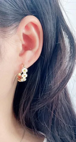 Vista 6 de Aretes de aro pequeños con diseño de margarita para mujeres, adolescentes y niñas, delicados chapados en oro de 18 quilates, esmaltados, flores